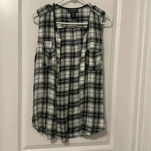 STOOSH Sleeveless Button Down Top (Colors- Black, White & Blue) - Picture 9 of 15